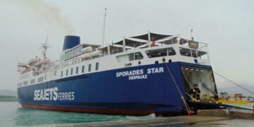 Alldaynews.gr Σύρος: Επιβατηγό πλοίο προσέκρουσε σε πλωτή δεξαμενή στο λιμάνι – Διαπιστώθηκε ρήγμα τεσσάρων μέτρων