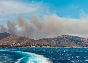 Φωτιά στην Άνδρο – Μήνυμα 112 για εκκένωση του χωριού Γίδες