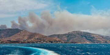 Alldaynews.gr Φωτιά στην Άνδρο – Μήνυμα 112 για εκκένωση του χωριού Γίδες