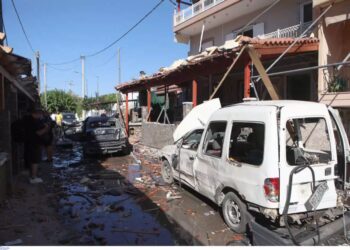 Βομβαρδισμένο τοπίο: Οι εικόνες μετά την ισχυρή έκρηξη βόμβας έξω από σπίτια – Η ΕΛ.ΑΣ στο κυνήγι των δραστών
