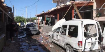 Alldaynews.gr Βομβαρδισμένο τοπίο: Οι εικόνες μετά την ισχυρή έκρηξη βόμβας έξω από σπίτια – Η ΕΛ.ΑΣ στο κυνήγι των δραστών