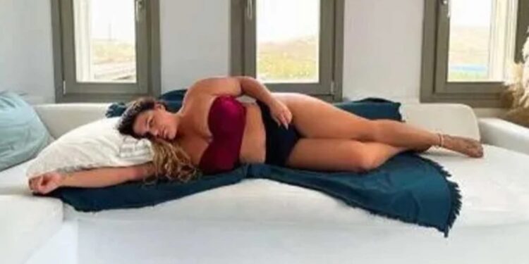 Alldaynews.gr Δανάη Μπάρκα: Μας εύχεται «καλό μήνα» με το μπικίνι της (φωτο, video)