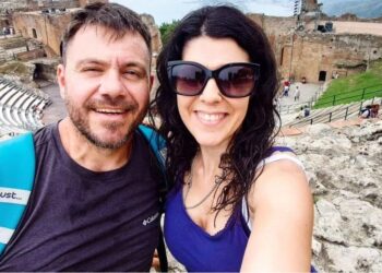 «Καλύτερα σκεφτείτε πριν ανοίξετε το στόμα σας»-Η απάντηση της συζύγου του Ευτύχη Μπλέτσα σε εμετικό σχόλιο για το σώμα της