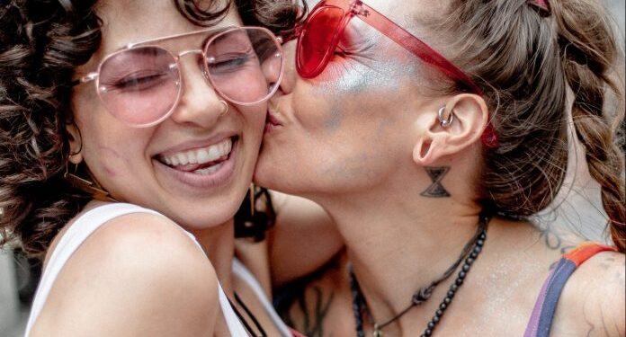 Alldaynews.gr Ποιο ελληνικό νησί χαρακτηρίστηκε ΛΟΑΤΚΙ+ προορισμός;