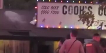 Alldaynews.gr Αστυνομικός ήθελε να σκοτώσει τη γυναίκα του μέσα σε μπαρ – 4 νεκροί, 6 τραυματίες