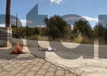 Η στιγμή που Δήμαρχος πετά σκουπίδια και περιττώματα έξω από το σπίτι του αντιπάλου του