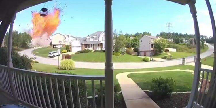 ΗΠΑ: Τεράστια φονική έκρηξη σε σπίτι στην Πενσιλβάνια – Βομβαρδισμένο τοπίο η περιοχή, όπου ξέσπασε και πυρκαγιά