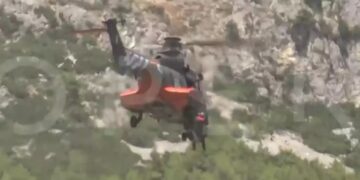 Alldaynews.gr Φωτιά στη Φυλή: Η στιγμή που ελικόπτερο απεγκλωβίζει μοναχές και προσκυνητές από τη Μονή Κλειστών