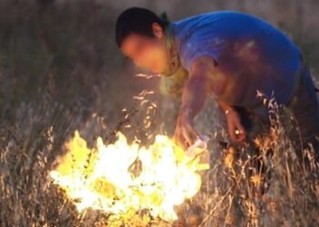 Σοκ στη Λάρισα: Συνέλαβαν επ’ αυτοφώρω 70χρονο άνδρα να επιχειρεί να βάλει φωτιά σε κατοικημένη περιοχή!