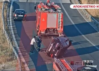 Βίντεο σοκ: Τούρκος οδηγός σε αμόκ επιτέθηκε σε πυροσβέστες – Τράκαρε με ιλιγγιώδη ταχύτητα (video)