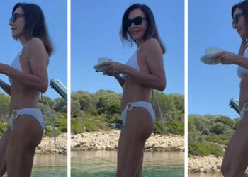 Alldaynews.gr Τατιάνα Στεφανίδου: Πρωινός καφές πάνω στο σκάφος φορώντας το μαγιό της