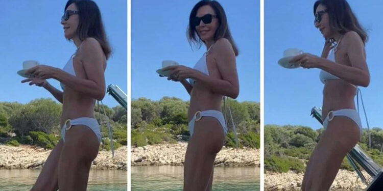 Alldaynews.gr Τατιάνα Στεφανίδου: Πρωινός καφές πάνω στο σκάφος φορώντας το μαγιό της