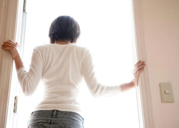 Μας εγκατέλειψε για την εpωμένη του και τώρα παρακαλάει να γυρίσει. Αμ δε!