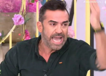 Σοκάρει ο Στέφανος Κωνσταντινίδης: «Συνάδελφος μού έδειχνε on air το εφ@βαίο της κάτω από το τραπέζι»