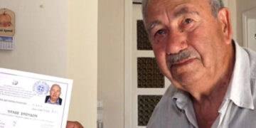 Alldaynews.gr Πήρε το απολυτήριο Γυμνασίου στα 83 του και συνεχίζει – Όλα άρχισαν από μία αφίσα στο καφενείο