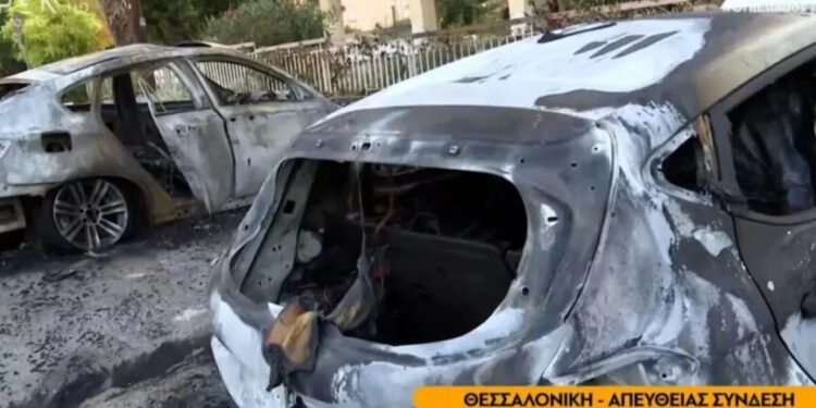 Καλαμαριά: Εκρήξεις σήκωσαν την γειτονιά στο πόδι – Κάηκαν δύο ΙΧ