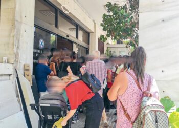 Οι αρνητές ταυτότητας χρησιμοποιούν… το tik tok για να “πείσουν” πως… έρχεται ο Αντίχριστος! Οι ουρές… καλά κρατούν