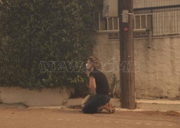 Φωτιά γυναίκα προσεύχεται σπίτι