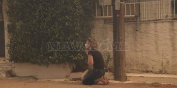 Φωτιά γυναίκα προσεύχεται σπίτι