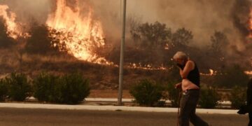 Πυρκαγιές: Ανεβαίνει προς την Πάρνηθα η φωτιά που ξέσπασε στη Φυλή – Κάηκαν σπίτια κι αυτοκίνητα στη Χασιά