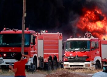 Alldaynews.gr Φωτιά σε μάντρα οχημάτων στον Ασπρόπυργο – Καίγονται φορτηγά