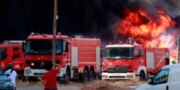 Alldaynews.gr Φωτιά σε μάντρα οχημάτων στον Ασπρόπυργο – Καίγονται φορτηγά