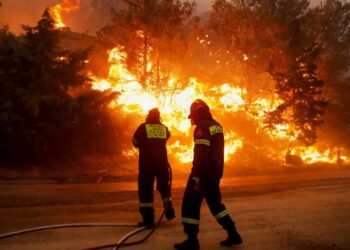 Φωτιά στον Λαχανά Θεσσαλονίκης – Σηκώθηκαν ελικόπτερα στη μάχη της κατάσβεσης