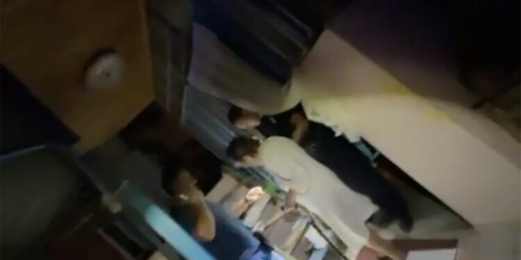 Alldaynews.gr Συγκινητικό βίντεο: Η κυρία Τούλα ήθελε να φτιάξει καφέ στους αστυνομικούς που την απεγκλώβισαν από το σπίτι της