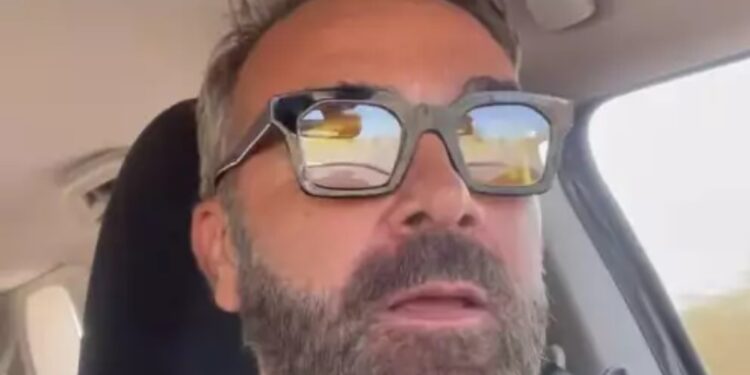 Alldaynews.gr Ο Γρηγόρης Γκουντάρας ξεκαθαρίζει για την πώληση του σπιτιού του στο Γέρακα: «Βαρέθηκα να με παίρνει η εισπρακτική 15 τηλέφωνα τη μέρα»