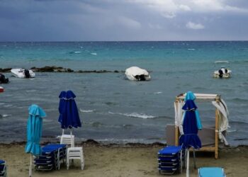 Κακοκαιρία «Petar» στην Κέρκυρα: Καταιγίδες και χαλάζι κατακλύζουν το νησί – Απεγκλωβίστηκαν 10 τουρίστες από παραλία