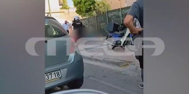 Alldaynews.gr Κολωνός: H στιγμή που ο ληστής έχει δεχτεί τους πυροβολισμούς και κείτεται στο έδαφος