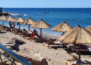 ΕΛ.ΑΣ.: 16 συλλήψεις για παράνομες ξαπλώστρες και ομπρέλες σε Κυκλάδες και Επτάνησα