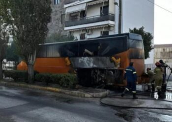 Σκηνές τρόμου στο Μαρκόπουλο: Λεωφορείο του ΚΤΕΛ γεμάτο επιβάτες τυλίχθηκε στις φλόγες