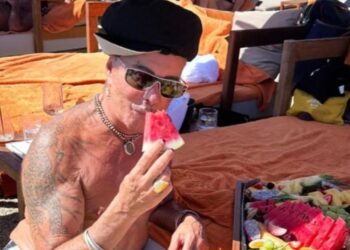 Θύελλα αντιδράσεων με τις ολόγυμνες φωτογραφίες του Λάκη Γαβαλά