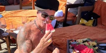 Θύελλα αντιδράσεων με τις ολόγυμνες φωτογραφίες του Λάκη Γαβαλά