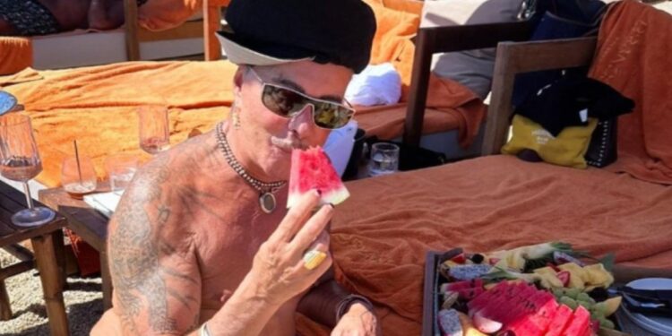 Θύελλα αντιδράσεων με τις ολόγυμνες φωτογραφίες του Λάκη Γαβαλά