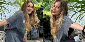 Alldaynews.gr Φόρεσε «ανúπαρκτο» σορτς η Δέσποινα Βανδή και τρέλανε τον Μπισμπίκη – ‘Εκανε Δεκαπενταύγουστο στο Πήλιο