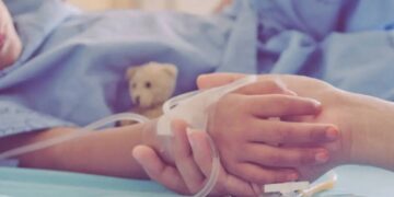 Φωκίδα: Στη ΜΕΘ το 4χρονο αγοράκι που τραυματίστηκε στο κεφάλι από σανίδα SUP σε παραλία