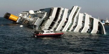 Alldaynews.gr Έσπρωξε τη γυναίκα του για να σωθεί αυτός από το βυθισμένο πλοίο. ΟΛΟΙ τον έκριναν μέχρι που έμαθαν την αλήθεια..