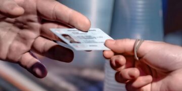 Νέες ταυτότητες: Έτσι θα είναι η μπροστά και πίσω όψη – Ποια στοιχεία θα αναγράφουν[Φωτογραφίες]