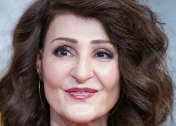 Nia Vardalos: «Έχει έναν όγκο στο σβέρκο και νομίζει ότι είναι το δίδυμο της»