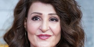 Alldaynews.gr Nia Vardalos: «Έχει έναν όγκο στο σβέρκο και νομίζει ότι είναι το δίδυμο της»