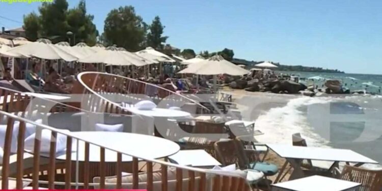 Alldaynews.gr Χαλκιδική: Ηλικιωμένο ζευγάρι καταγγέλλει ότι έπεσε θύμα ξυλοδαρμού από υπεύθυνο beach bar – “Θα σας πνίξω” (video)