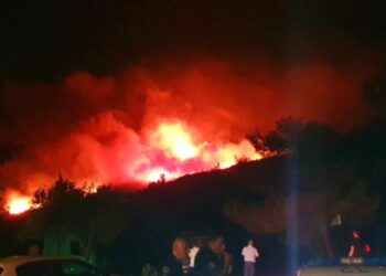 Αναζωπυρώθηκε η φωτιά στην Πάρνηθα: Εκκενώθηκαν Αγία Παρασκευή και Άγιος Νικόλαος-Στο νοσοκομείο πυροσβέστης