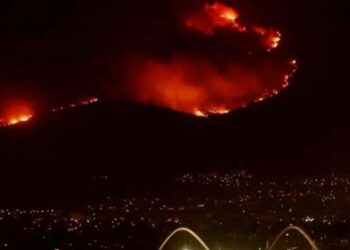 Νύχτα αγωνίας στην Πάρνηθα: Μάχη με τις φλόγες και τους ανέμους – Βίντεο και φωτογραφίες από το πύρινο μέτωπο