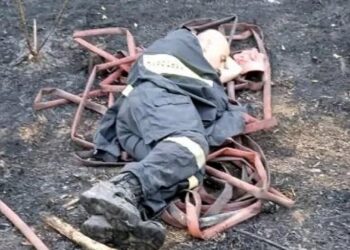 Έβρος: Συγκλονίζει η εικόνα πυροσβέστη που κοιμάται εξουθενωμένος στο έδαφος μετά από μάχη με τις φλόγες