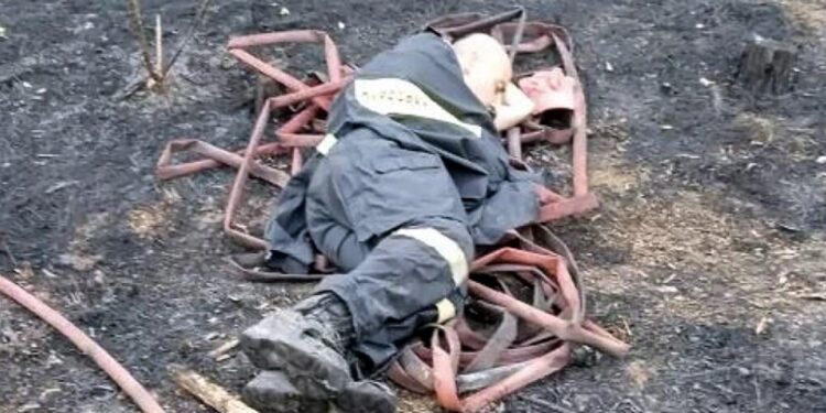 Έβρος: Συγκλονίζει η εικόνα πυροσβέστη που κοιμάται εξουθενωμένος στο έδαφος μετά από μάχη με τις φλόγες