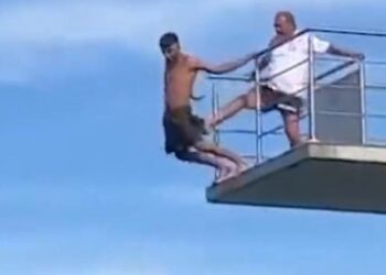 Η σοκαριστική στιγμή που ο ναυαγοσώστης κλωτσάει νεαρό από βατήρα 10 μέτρων επειδή φοβόταν να πηδήξει (video)