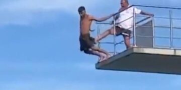 Η σοκαριστική στιγμή που ο ναυαγοσώστης κλωτσάει νεαρό από βατήρα 10 μέτρων επειδή φοβόταν να πηδήξει (video)