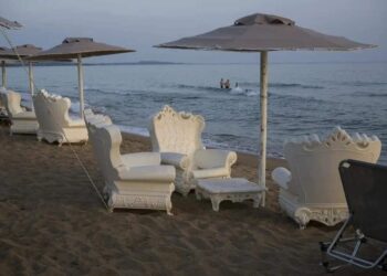 Από τις ξαπλώστρες στις… πολυθρόνες μπαρόκ και στα σαλόνια σε παραλίες σε Αμαλιάδα και Άνδρο